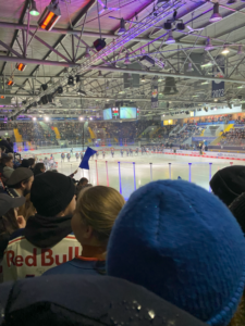 Her til ishockeykamp med EHC Red Bull München. Optakten bød på en uafgjort fodboldkamp og et par timer i en svømmehal iført skiundertøj og rullekrave...